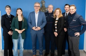 Polizei Aachen: POL-AC: Musik, die ber&uuml;hrt und bewegt: Polizei Aachen spendet 5700 Euro aus dem Adventskonzert f&uuml;r soziale Initiativen