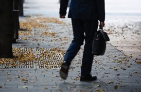 HUK-COBURG: Wenn die Blätter fallen / Herbstlaub kann Straßen in rutschige Flächen verwandeln