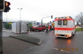 Polizeipräsidium Trier: POL-PPTR: Lieferwagen stürzt um - zwei leichtverletzte Personen sind die Bilanz eines Verkehrsunfalles in der Luxemburger Straße