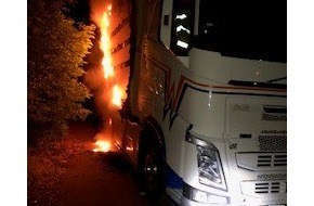 Polizeidirektion Pirmasens: POL-PDPS: Brand einer Abdeckplane an einem Auflieger