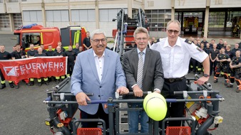 Feuerwehr Bremerhaven: FW Bremerhaven: Übergabe Dezernat Feuerwehr von Oberbürgermeister Melf Grantz an Peter Skusa erfolgt