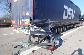 Polizeiinspektion Delmenhorst / Oldenburg - Land / Wesermarsch: POL-DEL: Autobahnpolizei Ahlhorn: T&ouml;dlicher Verkehrsunfall auf A1 zwischen AS Gro&szlig; Ippener und AD Stuhr +++ Mercedes prallt auf Sattelzug