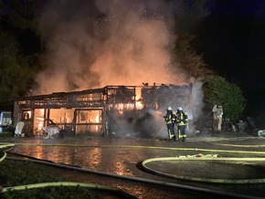 FW-EN: Scheunenbrand droht auf Wohnhaus überzugreifen