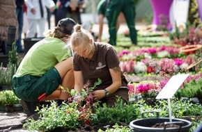 Gesellschaft deutscher Friedhofsgärtner mbH: Blumen, Kunst & Wettbewerb: Junge Talente gestalten Grabkunst in Hannover