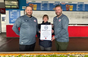 REKORD-INSTITUT f&uuml;r DEUTSCHLAND: RID-Weltrekord im Ostseestadion Rostock &ndash; offizieller Stadion-Caterer produziert ultra-langes Bismarckheringsbr&ouml;tchen (42,37 Meter) und verbessert Bestmarke aus R&uuml;gen