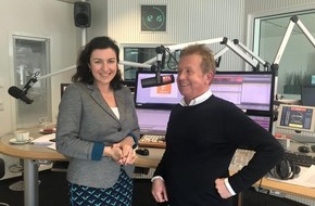 MAASS-GENAU - Das Medienbüro: Digital-Staatsministerin Dorothee Bär im Podcast "FRAGEN WIR DOCH!": "Meine Kinder würden bezweifeln, dass ich Digital Native bin. Für die hatte ich mit drei TV-Programmen eine unglückliche Kindheit."