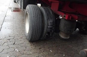 Polizeiinspektion Cuxhaven: POL-CUX: Sattelzüge mit defekten Reifen und deutlich überladen auf der A 27 gestoppt