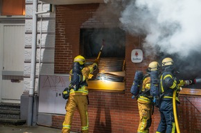 FW Menden: Gaststätte in Vollbrand - Feuerwehr rettet sechs Bewohner