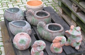 Polizeidirektion Bad Segeberg: POL-SE: Wiemersdorf - Wer hat die Terrakottafiguren gesehen?