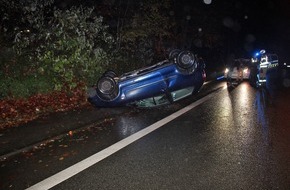 Polizei Mettmann: POL-ME: Im Kurvenbereich von der Fahrbahn abgekommen und überschlagen - Mettmann - 2312023