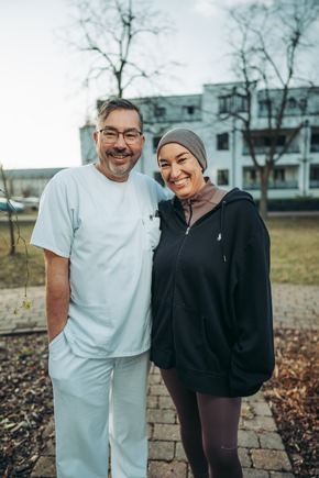Endlich schmerzfrei: Neurochirurg implantiert seiner Frau neuartigen Neurostimulator gegen Rückenschmerzen