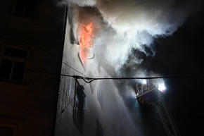 FW Stuttgart: 2. Alarm - Vollbrand einer Wohnung im 3. OG - 4 Bewohner über die Drehleiter gerettet - 6 Verletzte mit Rauchgasvergiftungen in Stuttgarter Kliniken eingeliefert