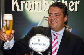 Krombacher Brauerei GmbH & Co.: Bundesumweltminister Sigmar Gabriel nimmt neue Mehrweg-Abfüllanlage in Krombach in Betrieb