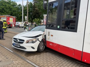 FW-DO: Verkehrsunfall zwischen Straßenbahn und PKW auf dem Wambeler Hellweg - eine Person schwer verletzt