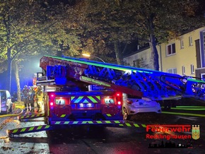 FW-RE: Kellerbrand im Mehrfamilienhaus mit 2 schwer verletzten Person - Feuerwehr und Rettungsdienst im Großeinsatz