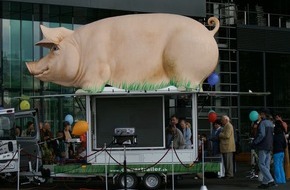VIER PFOTEN - Stiftung für Tierschutz: VIER PFOTEN für glückliche Schweine mit dem Grunzmobil auf Tour