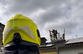 Feuerwehr Paderborn: FW Paderborn: Gemeldeter Entstehungsbrand im Bereich des Daches einer Doppelhaushälfte