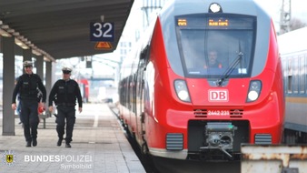 Bundespolizeidirektion München: Bundespolizeidirektion München: Jugendgruppe in Zug belästigt / Betrunkener greift Minderjährige an