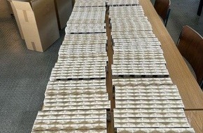 Hauptzollamt Dresden: HZA-DD: Ungewöhnliches Schmuggelversteck / Zoll findet fast 60.000 Zigaretten bei Fahrzeugkontrolle