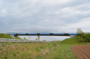 Polizeipräsidium Mannheim: POL-MA: Plankstadt/Schwetzingen/Rhein-Neckar-Kreis: Geländerbrüstungen auf Brücke blau/schwarz beschmiert - Zeugen und eventuelle Geschädigte gesucht