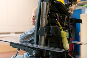 Gelähmte Kinder profitieren von Elektro-Rollstuhltraining