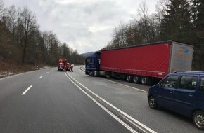Polizeidirektion Pirmasens: POL-PDPS: B 270 / Sattelzug rutscht in Straßengraben