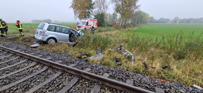 FFW Schiffdorf: Zug schleudert Pkw an Bahnübergang von Fahrbahn: 52 Personen aus Zug evakuiert