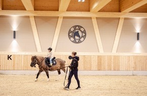 ESTHER BECK Public Relations: Neues Hofgut auf der &laquo;Sonnenalp&raquo;: Wo Kindertr&auml;ume auf Pferder&uuml;cken Wirklichkeit werden