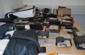 Polizeidirektion Göttingen: POL-GOE: (755/2010) Mehr als 80 Geldbörsen bei Aufräumarbeiten entdeckt - Mutmaßlicher Taschendieb von Polizei festgenommen