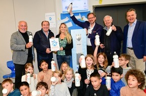 fit4future foundation: Autor und Arzt Dr. Eckart von Hirschhausen und TV Moderator Wolfram Kons eröffneten die erste Wasserschule in München