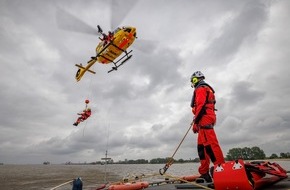 ADAC SE: Hamburger ADAC Luftrettung trainiert Windenmanöver