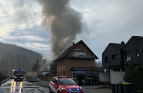 Freiwillige Feuerwehr der Stadt Lohmar: FW-Lohmar: Dachstuhlbrand in Lohmar-Agger - Großeinsatz der Feuerwehr