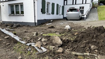 FW-EN: Fahrzeug verunfallt - Wohnhaus durch Trümmerteile schwer beschädigt