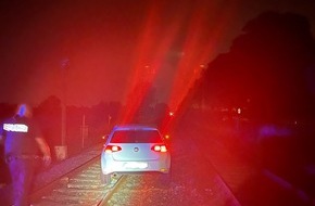 Polizeipr&auml;sidium Hamm: POL-HAM: VW landet im Gleisbett