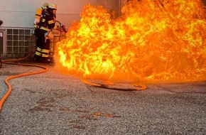 Feuerwehr München: FW-M: Mülltonnen lösen Brandmeldeanlage aus (Moosach)