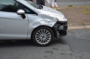 Kreispolizeibehörde Herford: POL-HF: Unerlaubtes Entfernen vom Unfallort- Zeuge folgt flüchtigem Fahrzeug