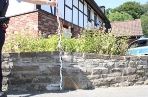 Polizei Rheinisch-Bergischer Kreis: POL-RBK: Bergisch Gladbach - Mauer beim Vorbeifahren beschädigt - Zeugenaufruf nach Verkehrsunfallflucht