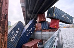 Feuerwehr Neuss: FW-NE: Containerschiff kollidiert mit Br&uuml;cke | Container st&uuml;rzen ins Wasser