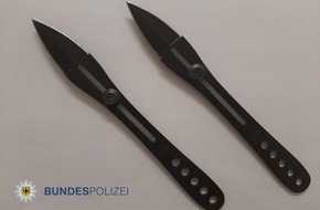Bundespolizeidirektion Sankt Augustin: BPOL NRW: Flucht unterbunden, Waffen abgenommen: Bundespolizei nimmt zweifach Gesuchten fest
