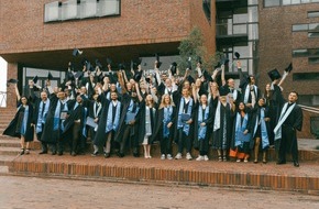 Hochschule Bremerhaven: Fliegende H&uuml;te und h&uuml;pfende Herzen: Hochschule Bremerhaven verabschiedet 185 erfolgreiche Absolvent:innen
