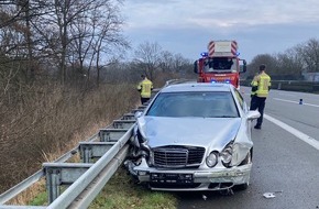 Polizei Bielefeld: POL-BI: Unfall nach Fahrstreifenwechsel - Unfallfahrer gesucht