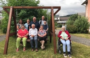 Alexianer-Verbund: Schaukelbank für das Seniorenzentrum St. Suitbertus: Förderverein Rheinanlagen schenkt bewegende Freude