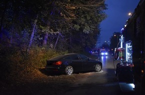 Polizei Mönchengladbach: POL-MG: Verkehrsunfall mit einem Schwerverletzen und zweimal Totalschaden - Zeugensuche