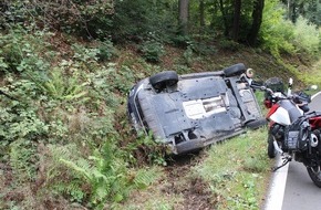 Polizei Rheinisch-Bergischer Kreis: POL-RBK: Wermelskirchen - Zeuge mit schwarzem Pkw nach Verkehrsunfall in Kump gesucht