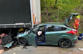 Kreispolizeibeh&ouml;rde Siegen-Wittgenstein: POL-SI: 31-j&auml;hriger Pkw-Fahrer ger&auml;t nach &Uuml;berholvorgang unter einen Sattelzug -#polsiwi