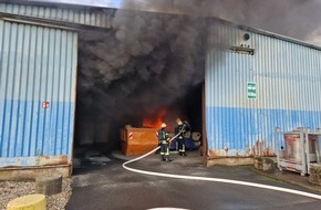 Feuerwehr Mülheim an der Ruhr: FW-MH: Brand in Lagerhalle-Rauchentwicklung weithin sichtbar