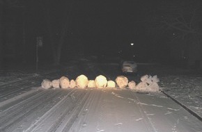 Polizeiinspektion Hameln-Pyrmont/Holzminden: POL-HOL: Schnee verlockt zu Streichen: "Straßensperre" durch Schneekugeln - Keine Gefährdung gegeben -