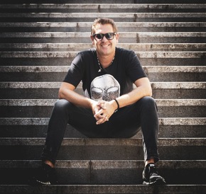 Pressemitteilung: &bdquo;Die Fly &amp; Help Show&ldquo;  &ndash;  Eineinhalb K&ouml;che tischen f&uuml;r Schlagerstars auf