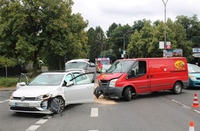 Polizei Rheinisch-Bergischer Kreis: POL-RBK: Bergisch Gladbach - Abbieger übersieht Gegenverkehr: 1 Schwerverletzter und hoher Sachschaden