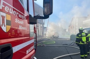 Feuerwehr Moers: FW Moers: Brennender PKW auf dem Parkplatz eines Geldinstituts
